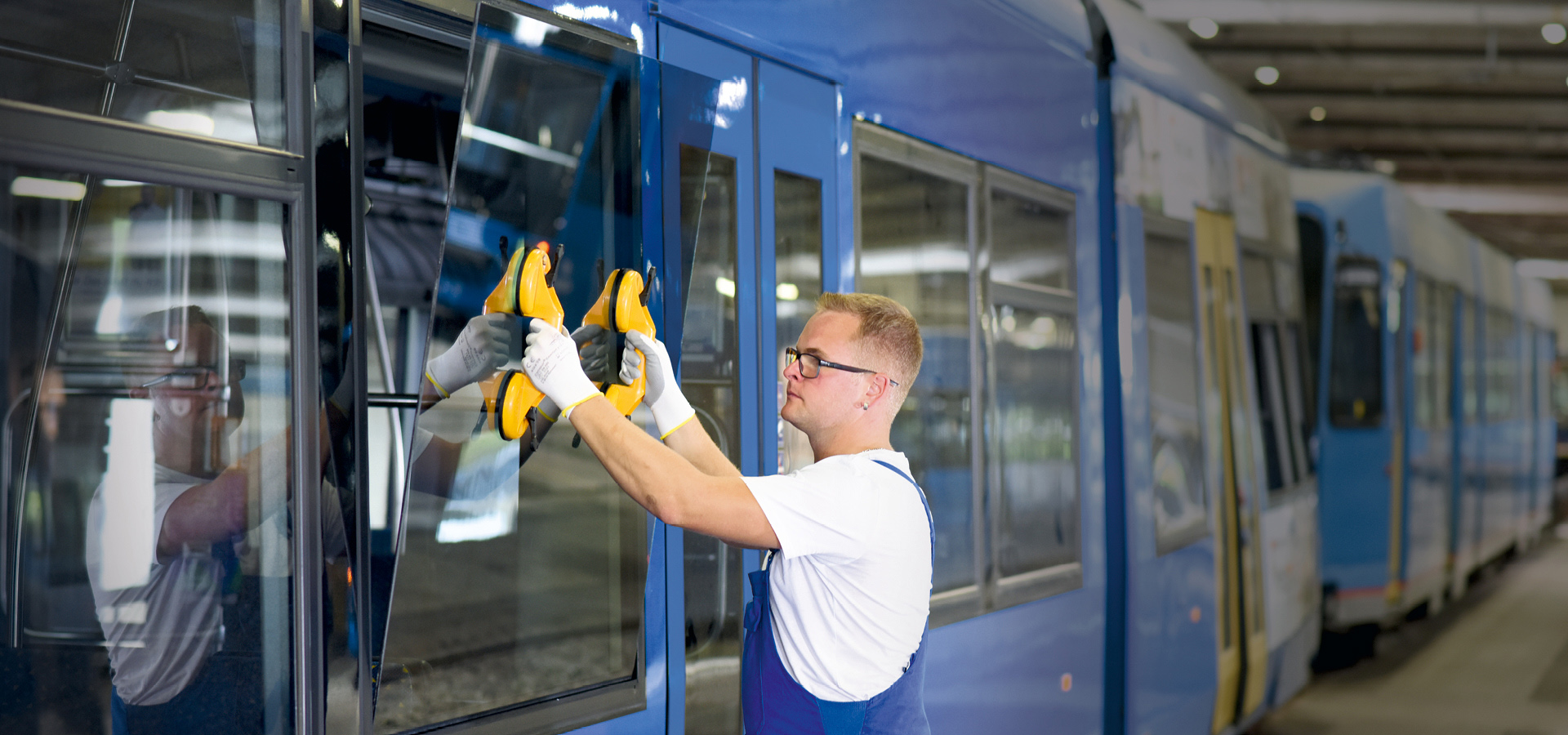 Techniker montiert ein Fenstereinbausystem für eine Straßenbahn